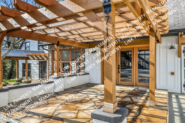 Building Photo - SPECIAL Half off January!  Spacious, Renov...