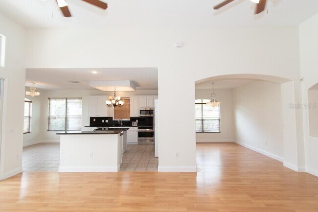 Building Photo - 1707 Golfview Dr
