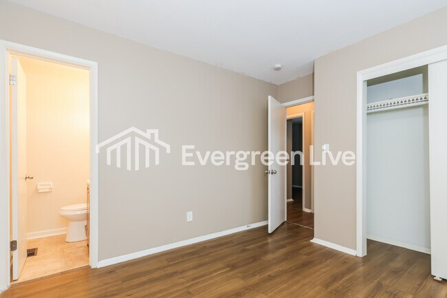 Building Photo - 603 W Martindale Rd