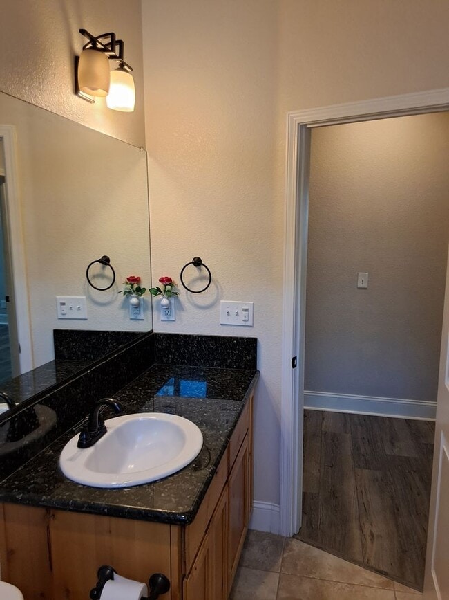Building Photo - 4 bed / 2 bath with outdoor entertaining area