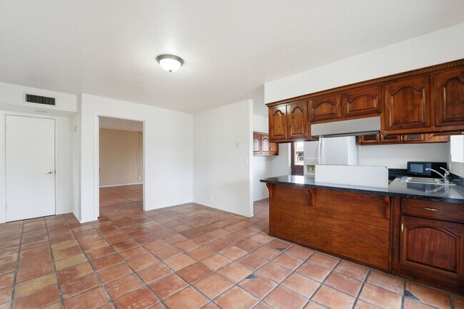 Building Photo - Maintained Mesa rental offering comfort, convenience, and easy access to everything the East Vall...