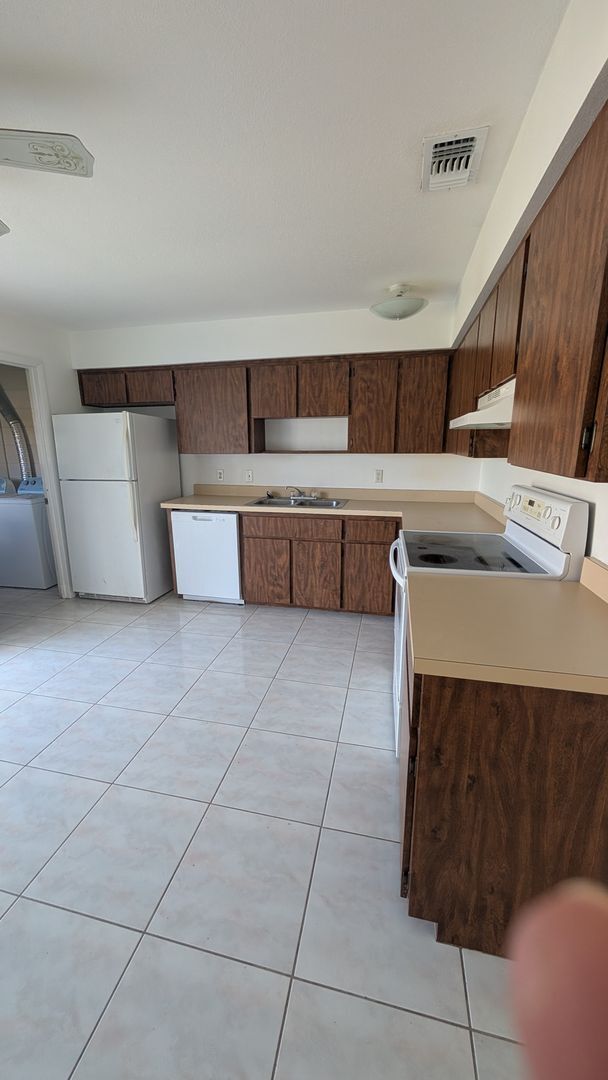 Building Photo - Charming 2 Bedroom Duplex with Tiled Flooring and Patio Space