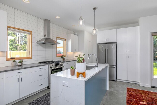 Building Photo - 2038 NE Morgan St