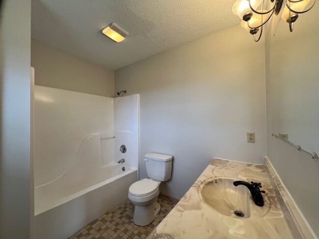 Building Photo - Move In Ready!!