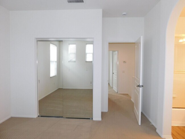 Building Photo - Exceptional 3 bed, 3.5 bath home in Irvine.