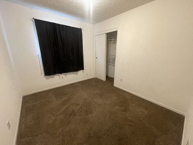 Building Photo - Beautiful 4 bedroom 2 bath Home