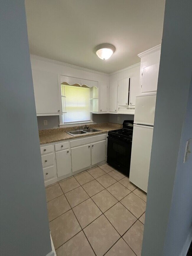 Building Photo - 3 bedrooms one bath apartment located in the Highlands, section of Portsmouth