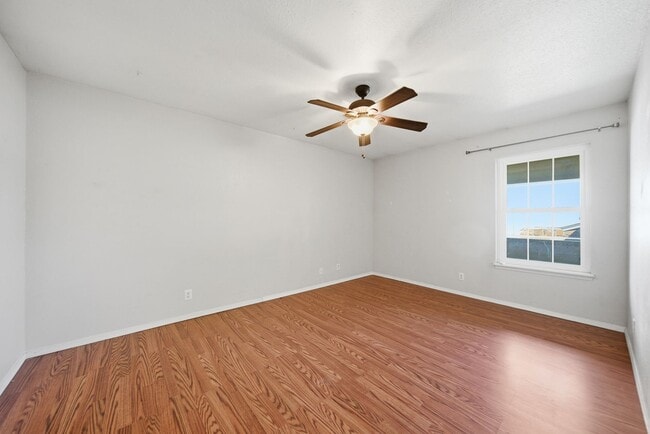 Building Photo - Move-in ready 2-bed, 2-bath condo in the d...