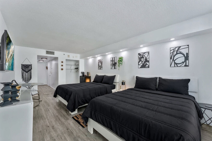 Building Photo - 1 SE 12th St