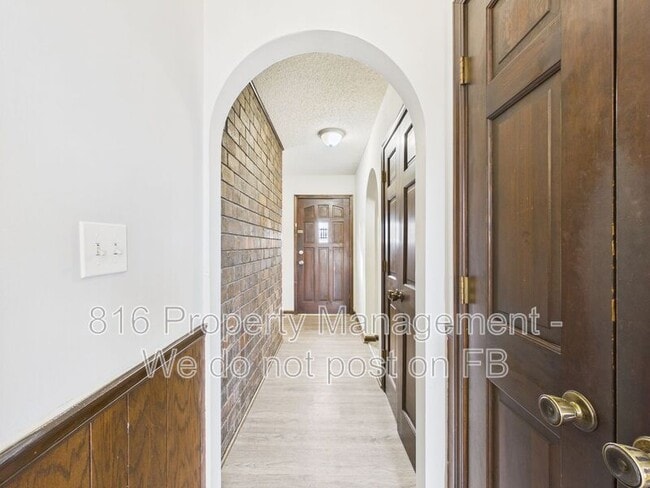 Building Photo - 3929 S Carriage Ln