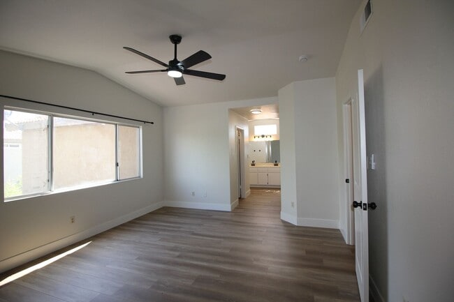 Building Photo - 9405 Salinger St