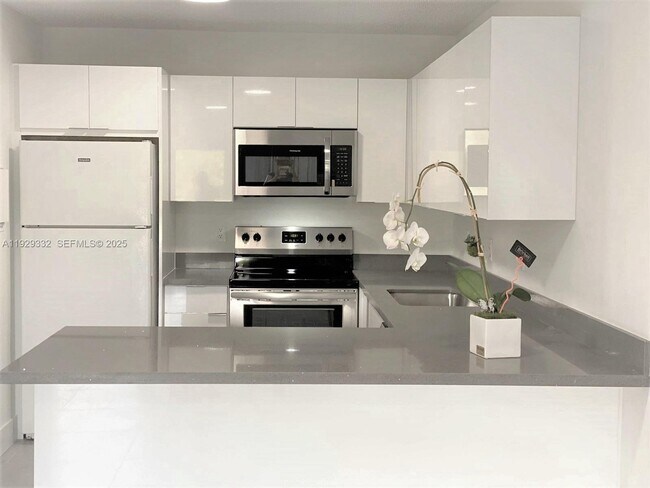 Building Photo - 8005 Lake Dr