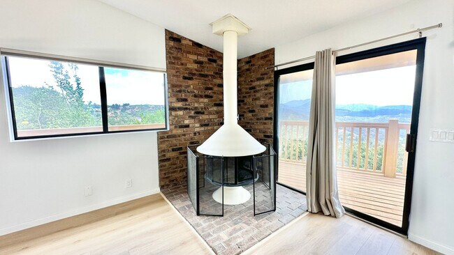 Building Photo - Beautiful Scenic Country Property with Vie...