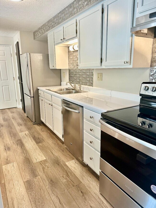 Building Photo - 6 Sequoia Ct