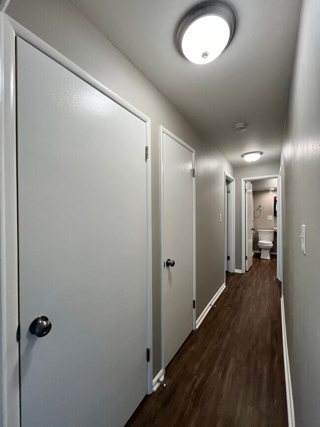 Building Photo - Stunning / Extra Large 1-Bedroom! Faux Hardwood Floors, Washer & Dryer, Stainless Appliances & Pe...