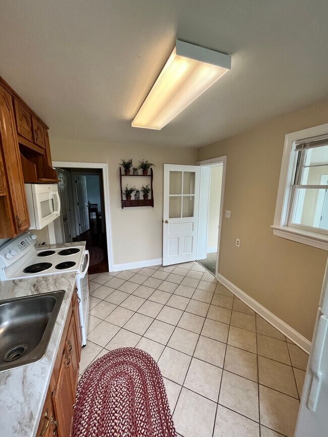 Building Photo - Welcome to 1826 Otts Chapel Road!