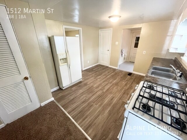 Building Photo - 2 Bedroom Quiet dead end street