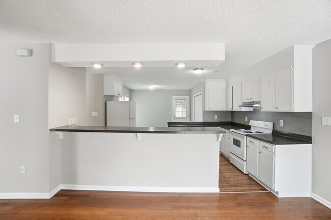 Building Photo - 3 Bedroom Ranch with a 2 Car Garage!