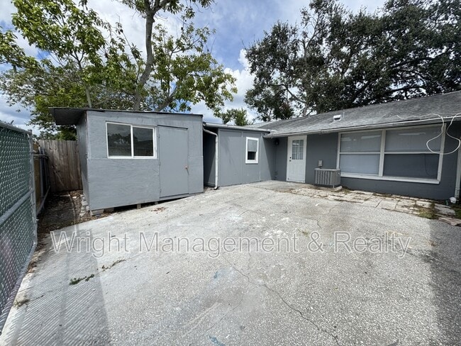 Building Photo - 8508 Pinehurst Dr