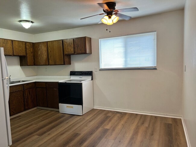 Building Photo - Ranch Style Home 3 beds, 1 bath close to F...