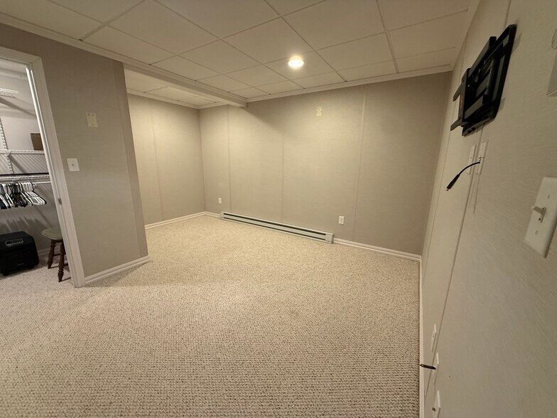 Building Photo - 5 Ravine St