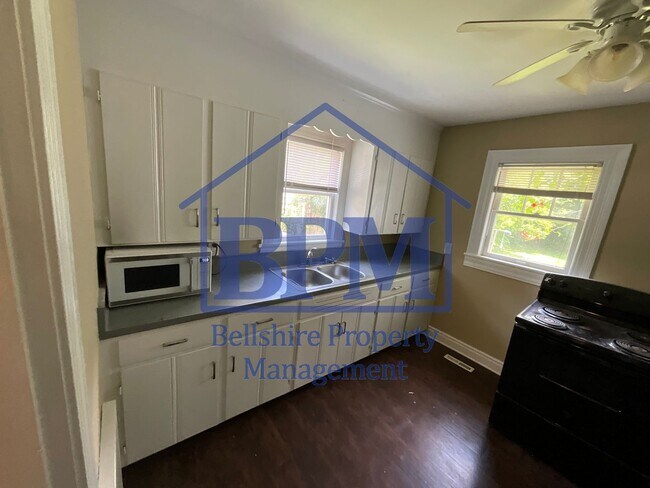 Building Photo - Spacious 3 Bed, 2 Bath Bottom-Floor Duplex...