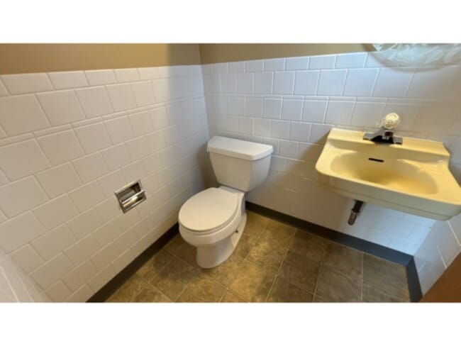 Building Photo - Fantastic updated ranch style home located in Lower Skyway