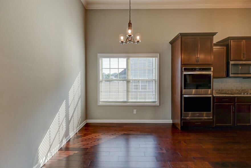 Building Photo - 1008 Meadowview Ln