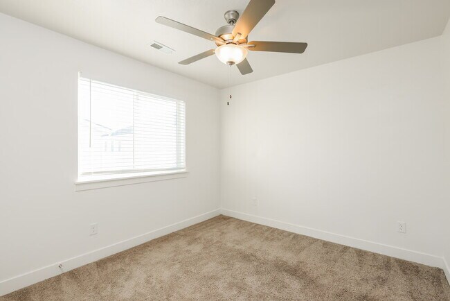 Building Photo - 4762 E Lk Cor Dr