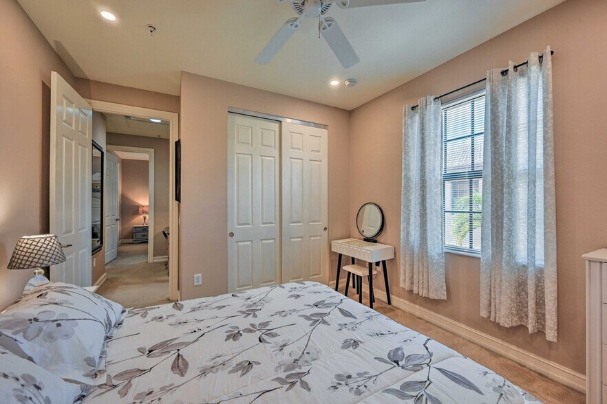 Building Photo - 9155 Delano St