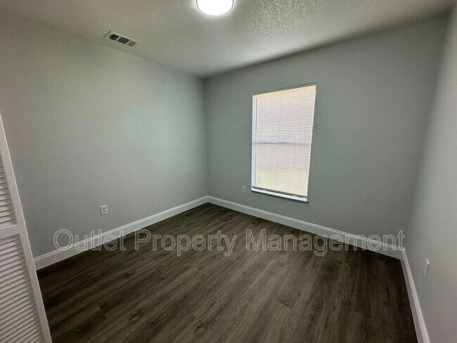 Building Photo - 7526 University Garden Dr