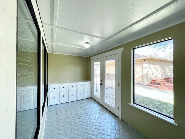 Building Photo - 15006 Elmont Dr