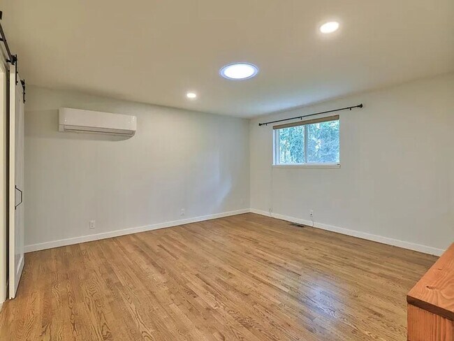 Building Photo - Remodeled Bellevue Home
