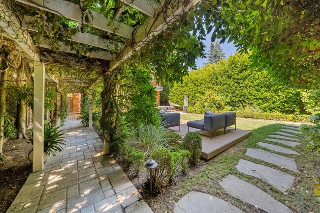 Building Photo - Beautifully Appointed 7-Bedroom Home with Lush Garden Setting in Palo Alto