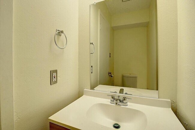 Building Photo - 2314 Capitan Dr