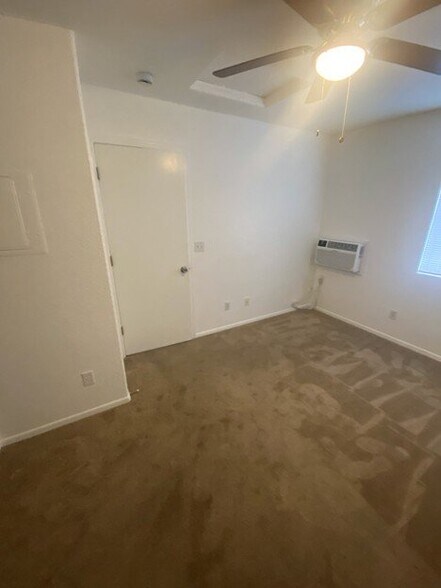 Building Photo - 1584 E Courtney Pl