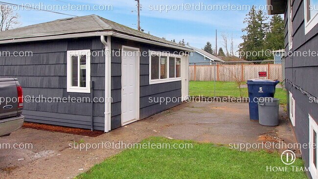 Building Photo - Modern and Spacious Duplex Rental in Tacoma's Desirable Location!