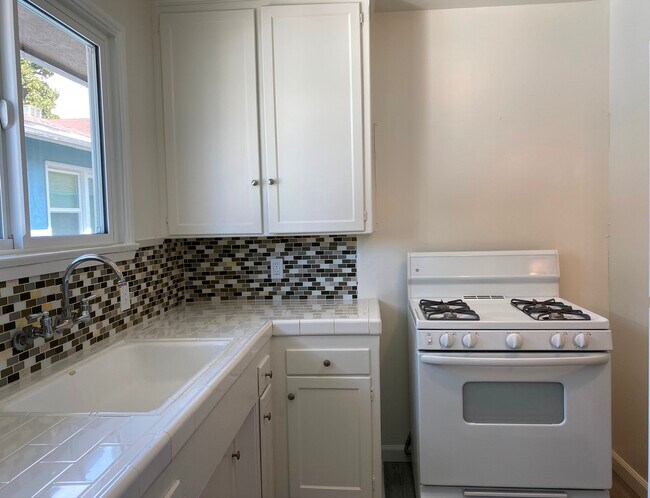 Building Photo - 504 N Hollywood Way