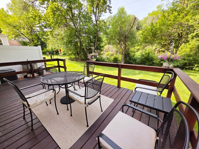 Perfect for relaxing or entertaining - 5205 N Montclair Ave