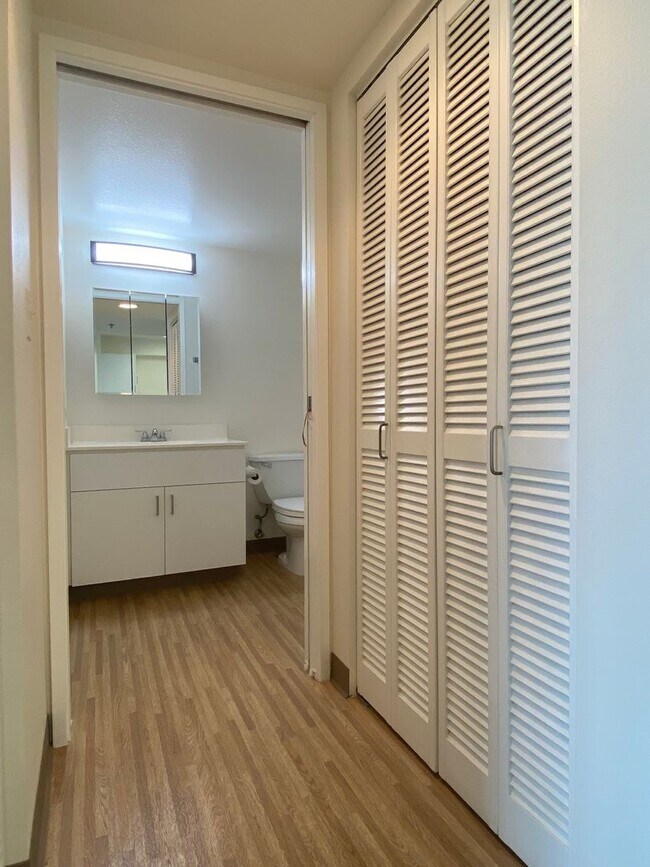 Building Photo - 1 Bedroom / 1 Bathroom Condo with Lanai + ...