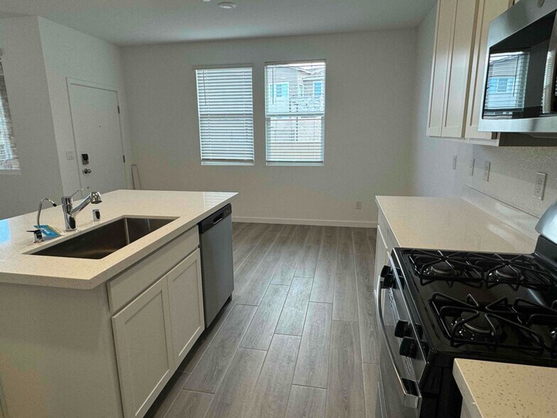 Building Photo - 2552 Venetia Pointe St