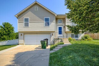 Building Photo - Home Sweet Home Just Steps from the Park!!