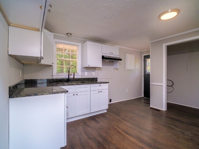 Building Photo - "Charming 3-Bedroom Retreat in Kings Mountain - Cozy 1050 sqft Home!"