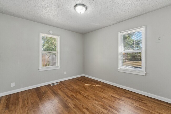 Building Photo - 224 E Myrtle Ln