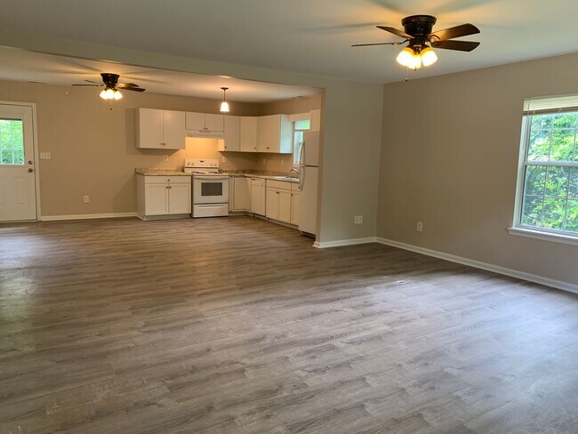 Building Photo - $500 OFF 1ST MONTH'S RENT! Water/Sewer/Tra...