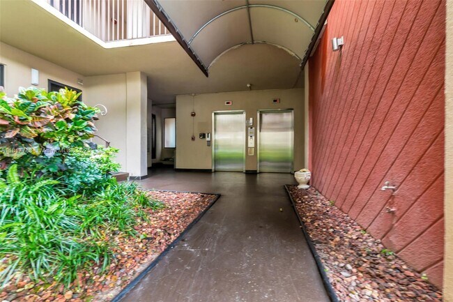 Building Photo - 2206 S Cypress Bend Dr