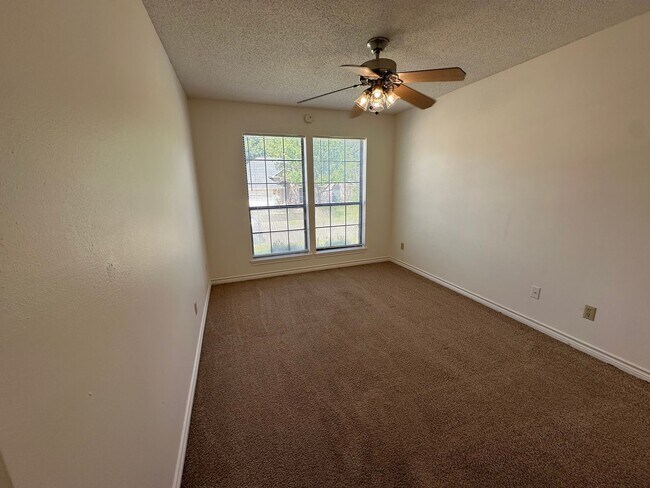 Building Photo - 5885 Creekside Cir