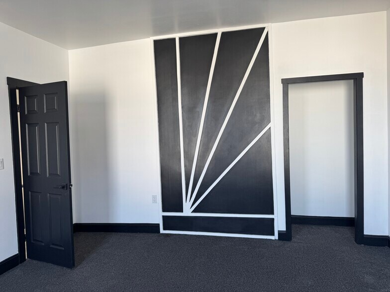 Building Photo - 234 E 16th Ave