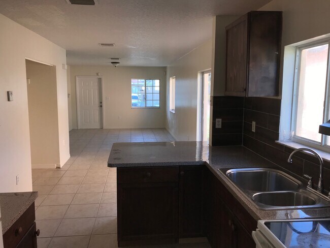 Building Photo - 917 SW 8th Pl