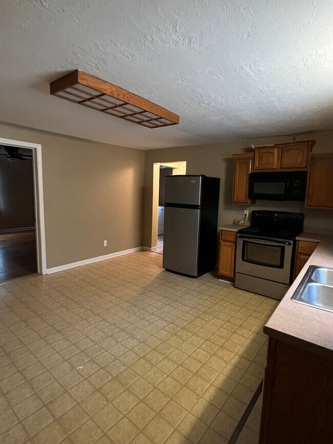 Building Photo - 341 W Main St